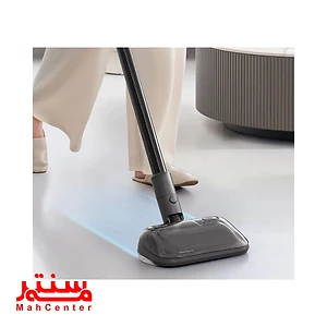 خانمی در حال جارو با جارو شارژی شیائومی مدل Dreame V16s